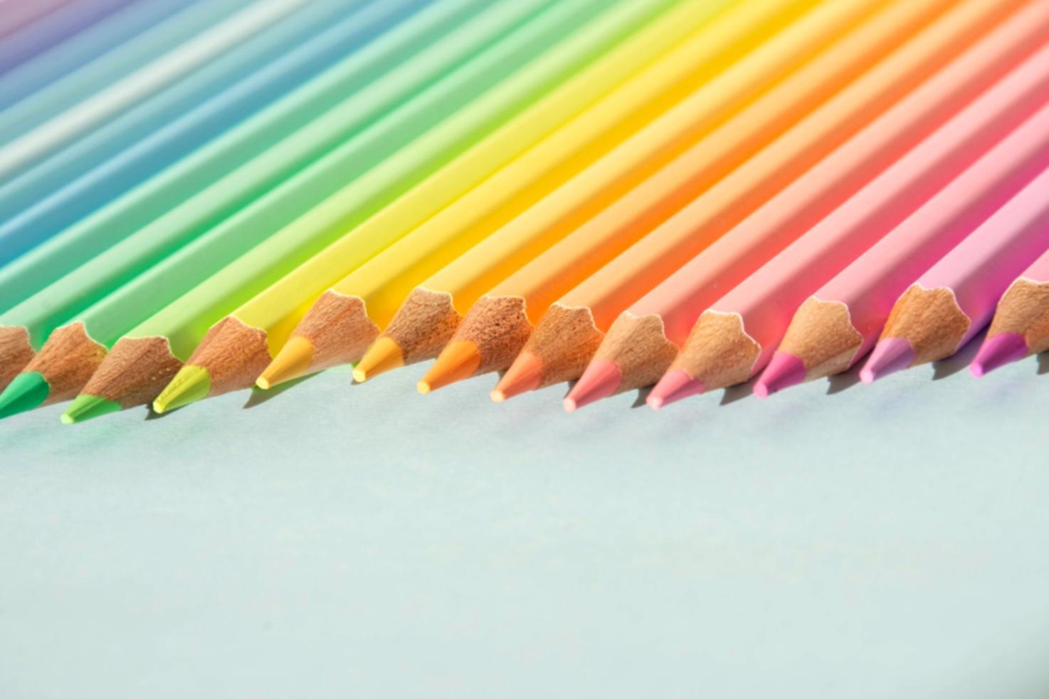 Detailaufnahme von Zeichenmaterialien und Studienobjekten für Stilllebenübungen