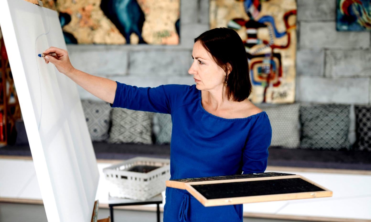 Stilllebenkomposition mit verschiedenen Objekten und Lichtquellen für Zeichenstudien