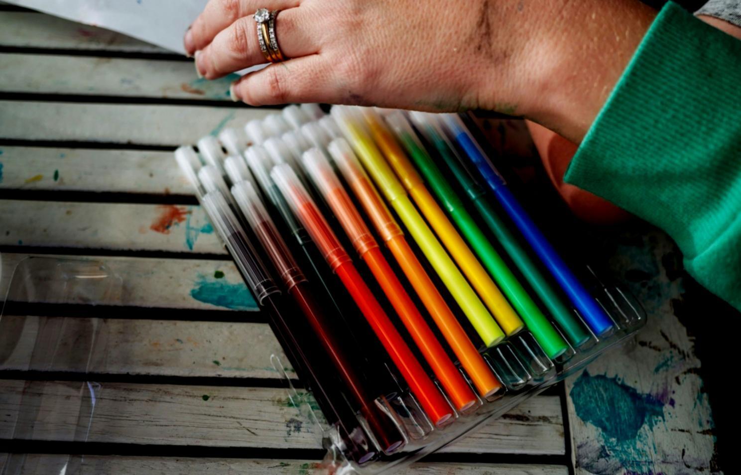 Arbeitsplatz mit Zeichnungen und Referenzmaterialien für Stilllebenstudien