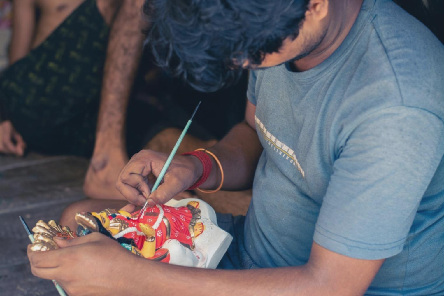 Detailansicht eines fertigen Stilllebens mit verschiedenen Zeichentechniken und Schattierungen